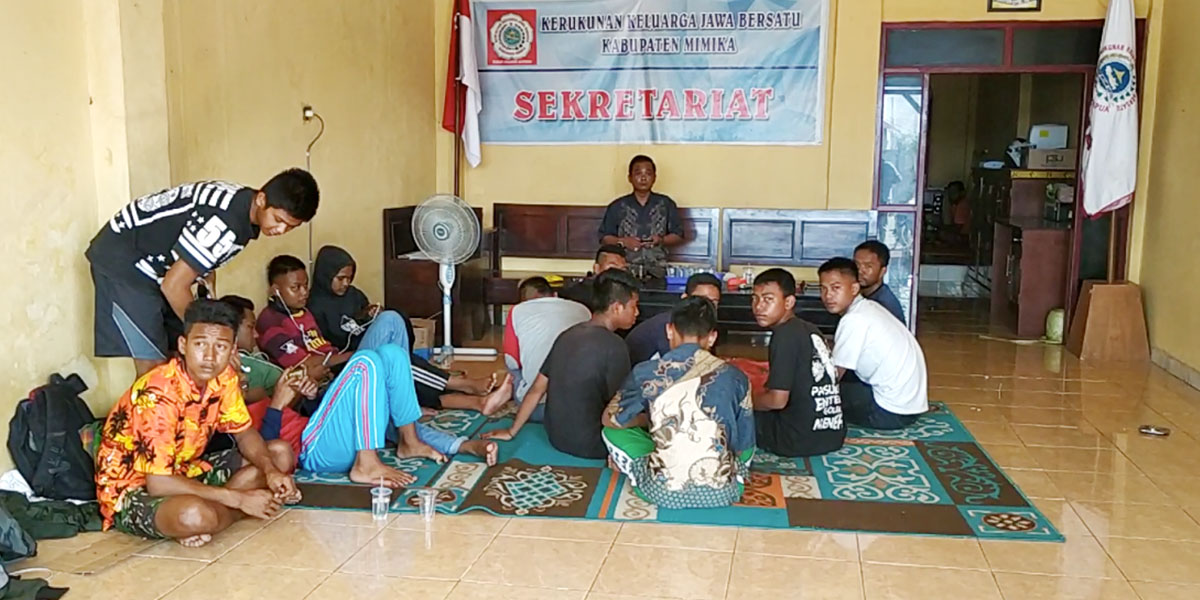 15 orang siswa SMKN 1 Temon Kulon Progo sementara ditampung di Sekretariat KKJB Timika
